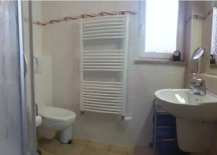 Geraeumige Mit Terrasse In Ruhiger Lage דירה